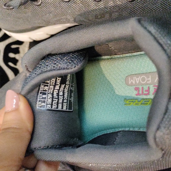 Skechers Relaxed Fit Memory Foam Leopard Silver/ Gray 🩶 Size 9 - Picture 3 of 5